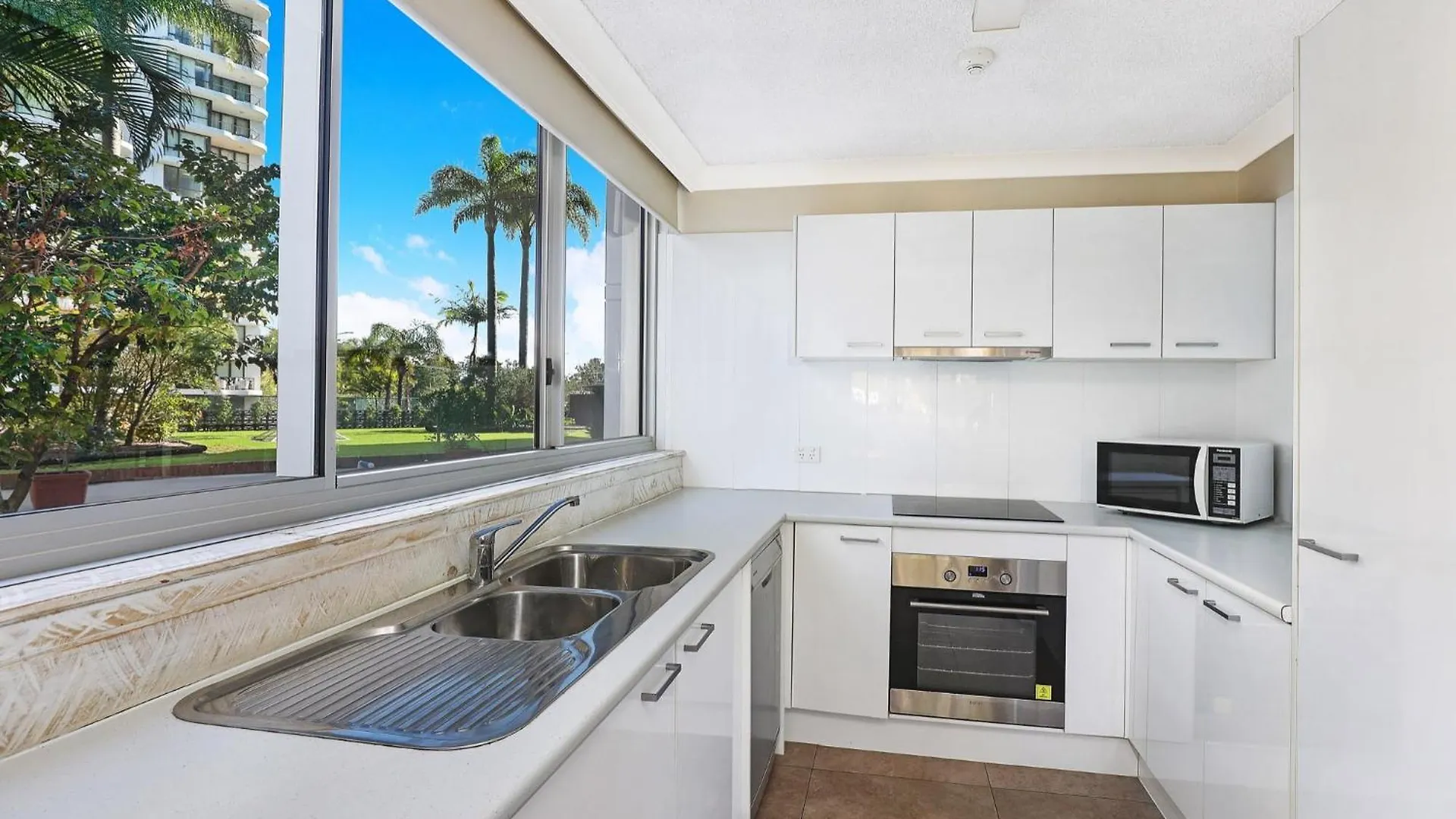 Pacific Regis Beachfront Holiday Apartments Gold Coast Aparthotel